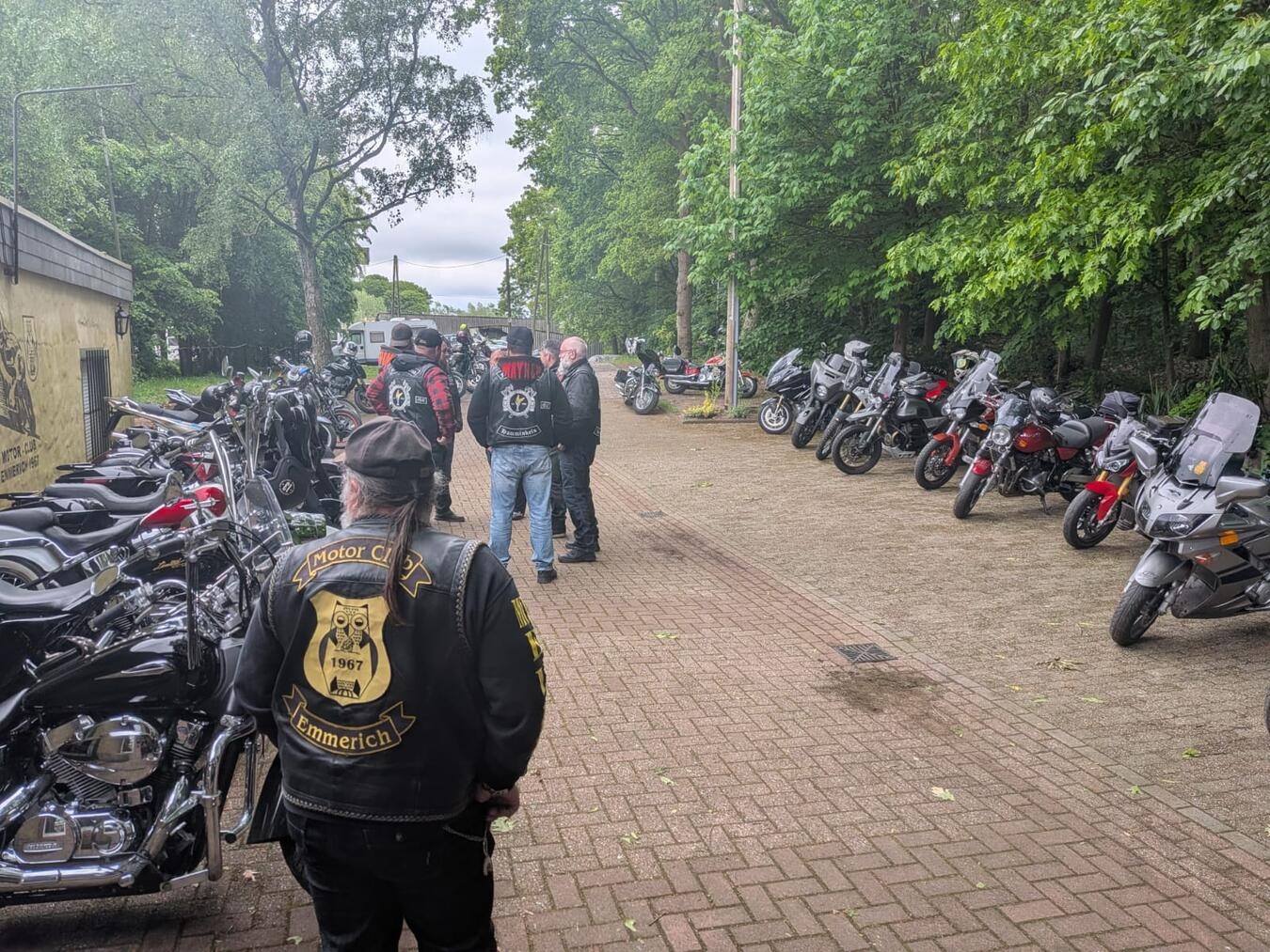 "Bikersegnung in Emmerich mit 50 Teilnehmern, Motorradfahrer vor Kirche versammelt"