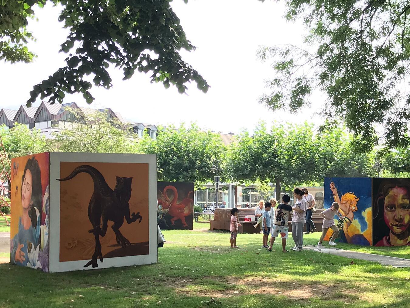 Straßenkunstfestival in Geldern – das sind die Gewinner Die Bilder der Künstler, die auf vorgefertigten Platten gemalt hatten, sind ab sofort für drei Wochen am Kleinen Markt in einer Open-Air-Galerie ausgestellt.Foto: Stadt Geldern