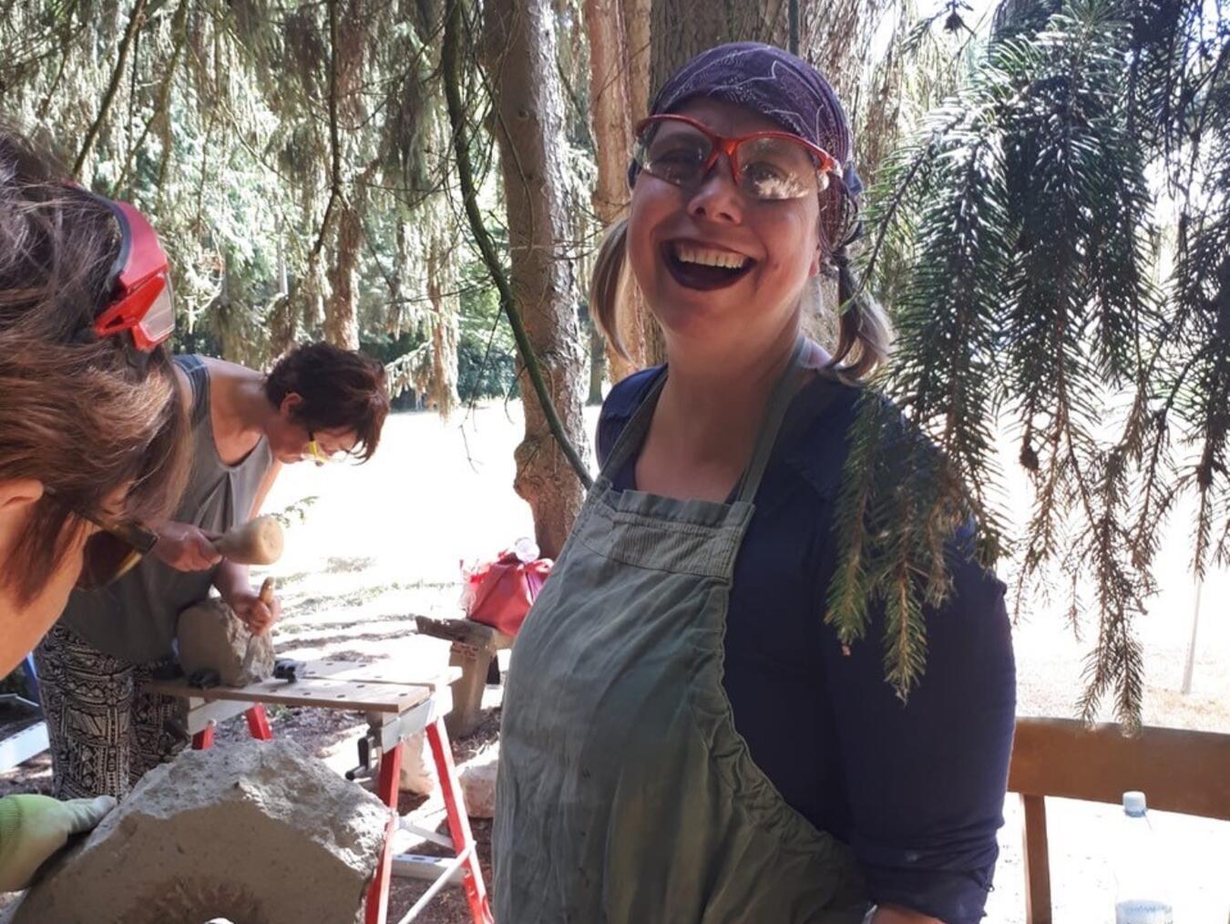 Die Bildhauerin Monika Bänsch unterstützt die Teilnehmer der Bildhauerwerkstatt beim ihrem eigenen kreativen Prozess. Foto: Monika Bänsch