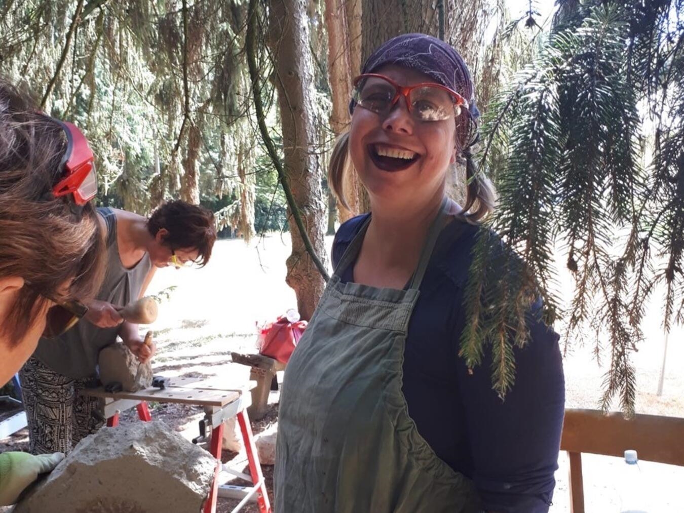 "Bildhauerin Monika Bänsch leitet kreative Workshops, unterstützt Teilnehmer beim Bildhauen"