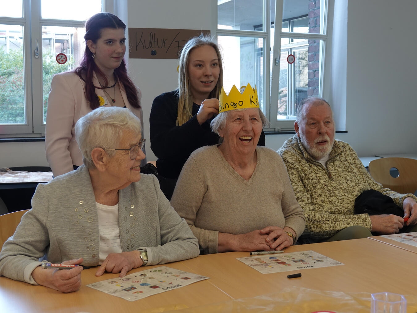 Die Bingokönigin wird gekrönt: Das Gesellschaftsspiel war eines der Angebote für die Senioren beim Frühlingscafé.