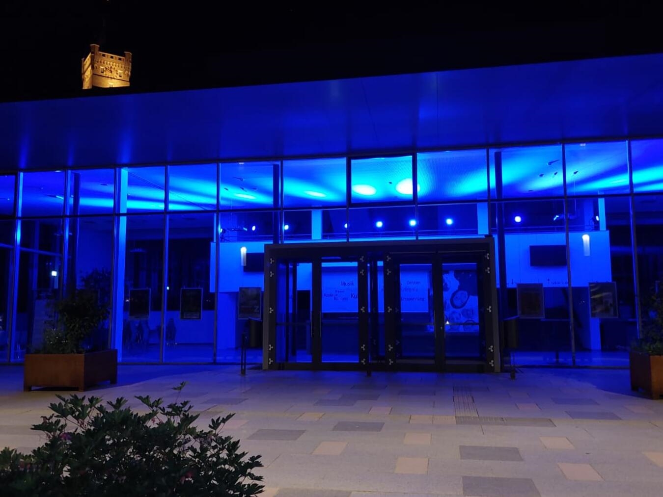 Blau erleuchtete Klever Stadthalle bei Nacht, Mai 2025, Stadt Kleve Veranstaltungslocation.