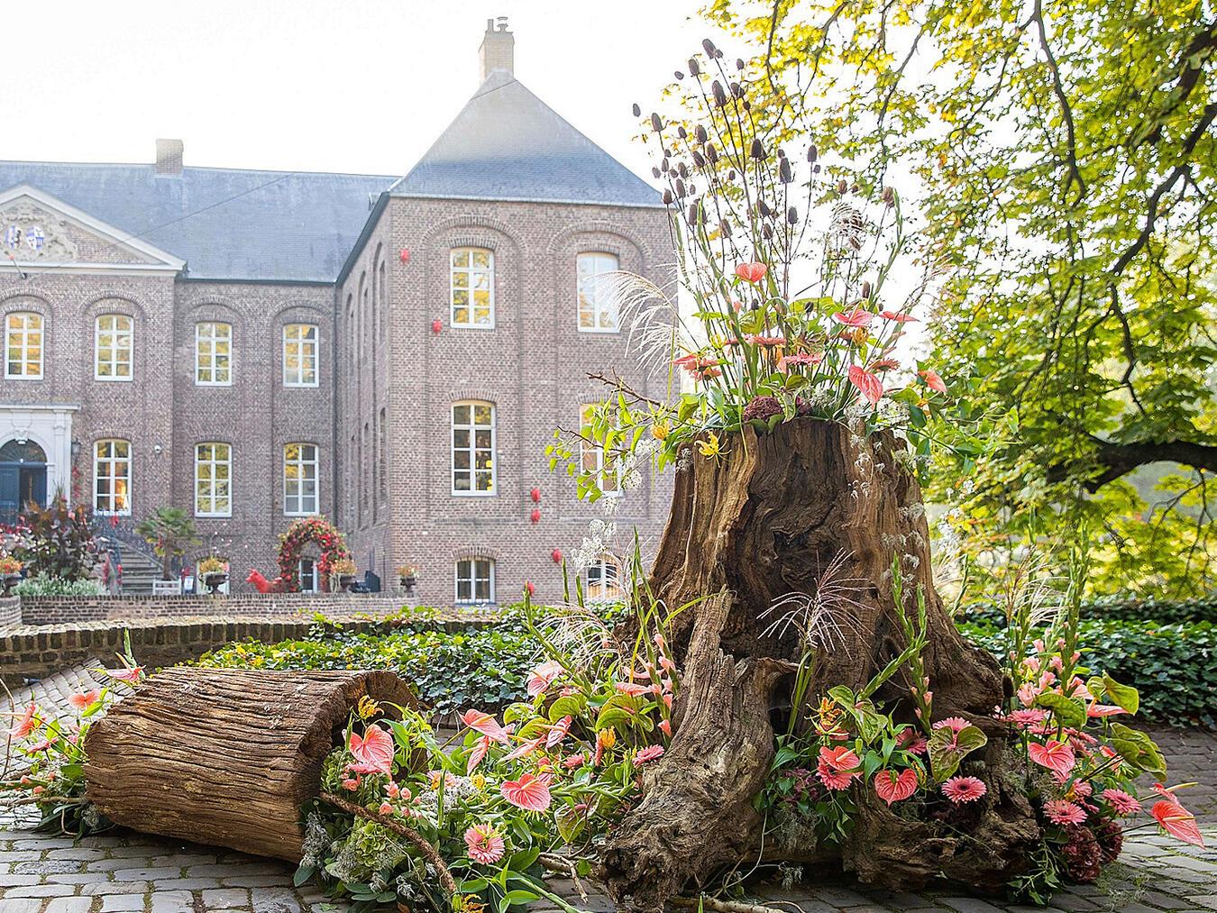 Die Blumenkunstwerke können im Schloss und im gesamten Park bewundert werden.