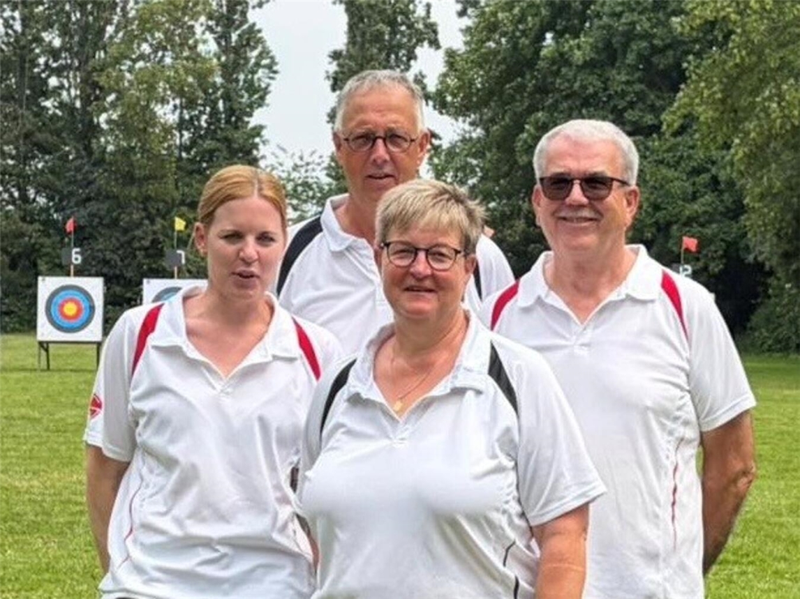 "Bogensportler aus Geldern bei Bezirksmeisterschaften, konzentriert beim Zielen mit Bögen auf dem Wettkampffeld"