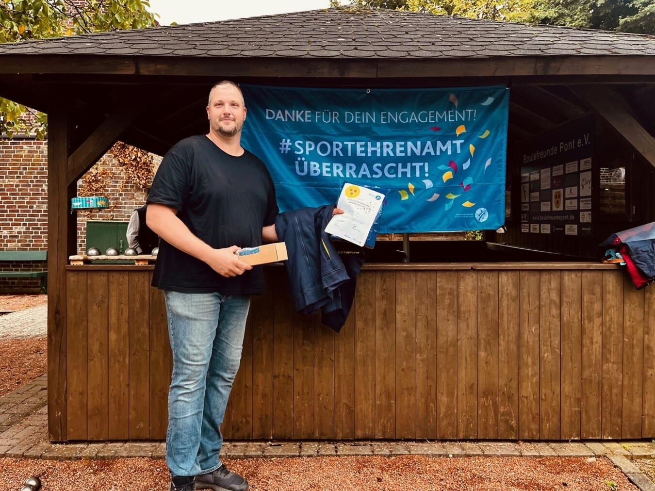 "Thorsten Ritter wird von Boulefreunden Pont für sein Engagement geehrt, Boule-Spiel, Gemeinschaft, Auszeichnung"