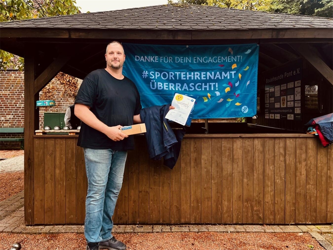 "Thorsten Ritter wird von Boulefreunden Pont für sein Engagement geehrt, Boule-Spiel, Gemeinschaft, Auszeichnung"