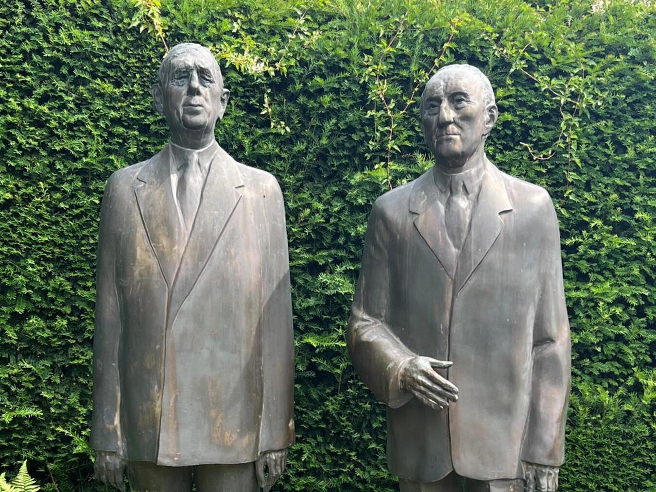 "Bronzefiguren Adenauer und de Gaulle im Garten, symbolisieren deutsch-französische Aussöhnung, Foto: SeniorenUnion"