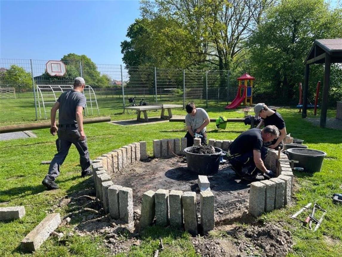 Die Bruderschaftsmitglieder legen die Feuerstelle neu an.Foto: privat