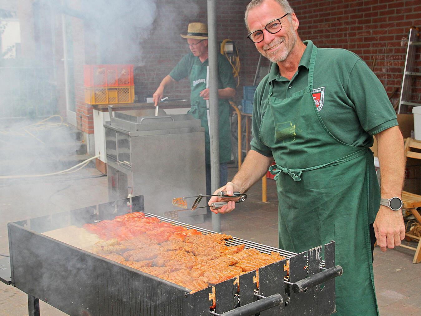 Die Bruderschaftsmitglieder standen am Grill. NN-Fotos: Theo Leie.