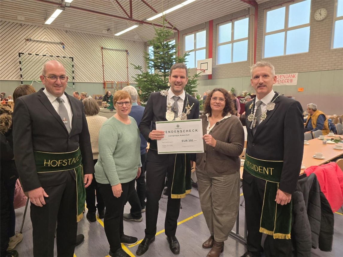 Die Bruderschaftsmitglieder übergaben den Erlös der Bewirtung vom Kronkorken-Event in Höhe von 350 Euro an die Lepra-Gruppe Auwel-Holt, zu Händen der Vorsitzenden Marita Rattmann. Foto: privat
