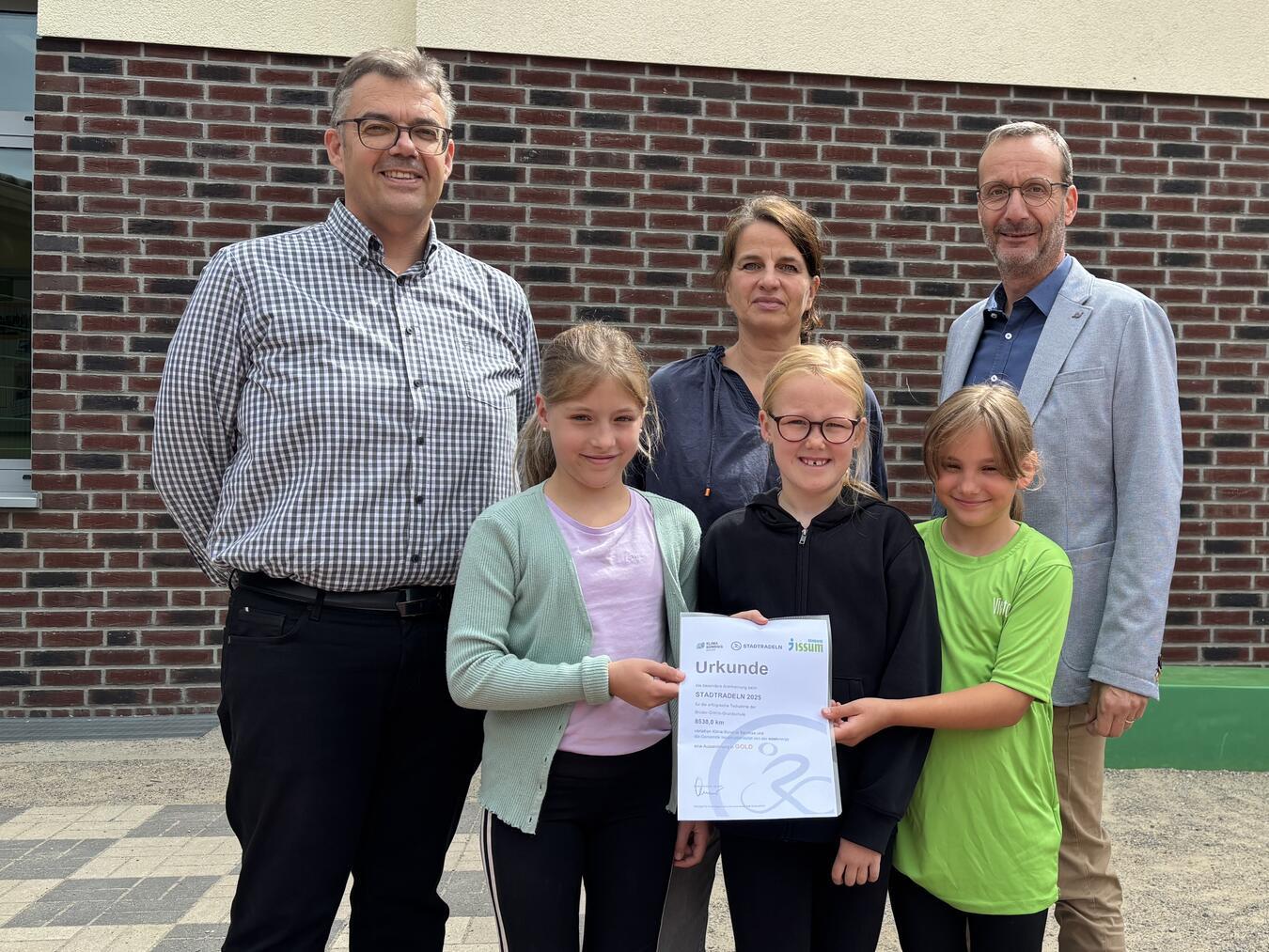 Die Brüder-Grimm-Schule Issum freut sich über den Sonderpreis der Gemeinde Issum und der Westenergie: (v.l.n.r.) Alexander Alberts, Schulleiterin Christel Münster und Frithjof Gerstner von Westenergie.