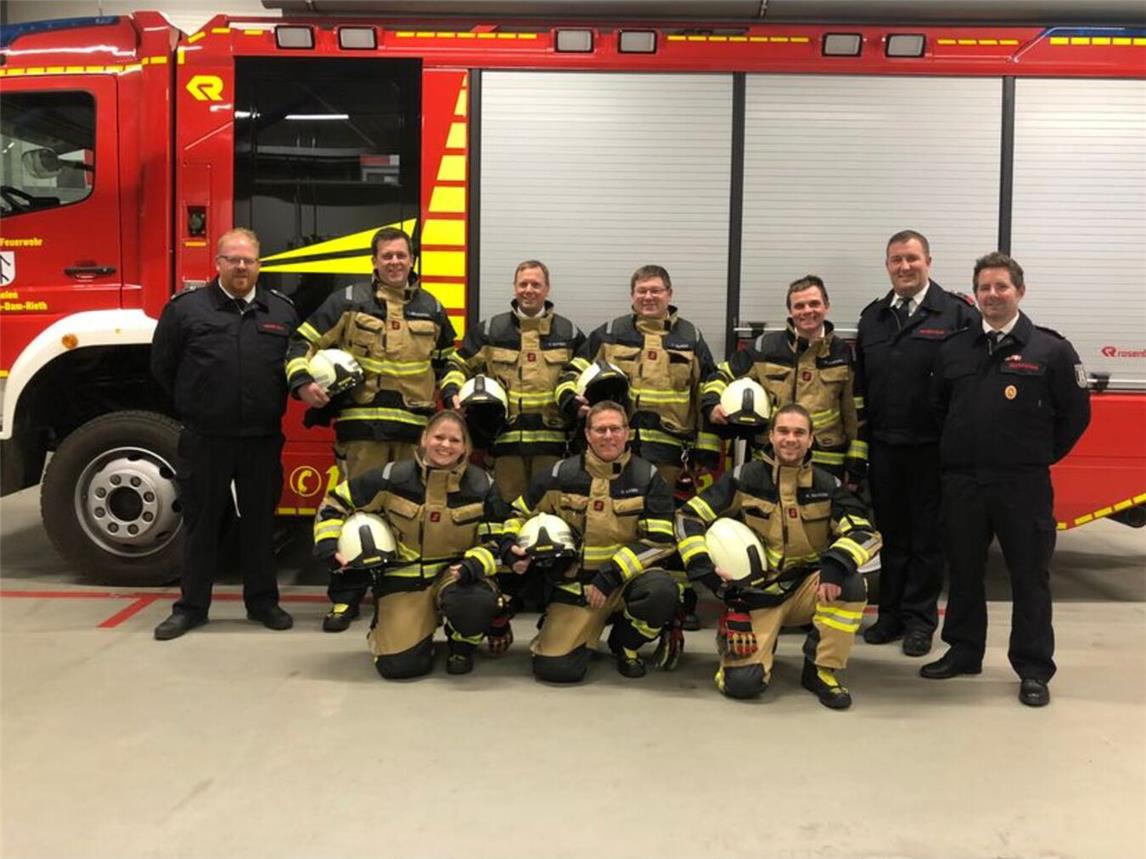 Die Brüxkener Einheitsführung mit den sieben Neuaufnahmen: (in Uniform v.l.n.r.:) Tobias Weyers, Clemens Schoofs und Christian Horst, (vordere Reihe) Bianca van der Sande, Dirk Linßen, Maik Mankow, (hintere Reihe) Thomas Meilenbrock, Steffen Rütters, Tim Helders und Robert Diepers.Foto: privat
