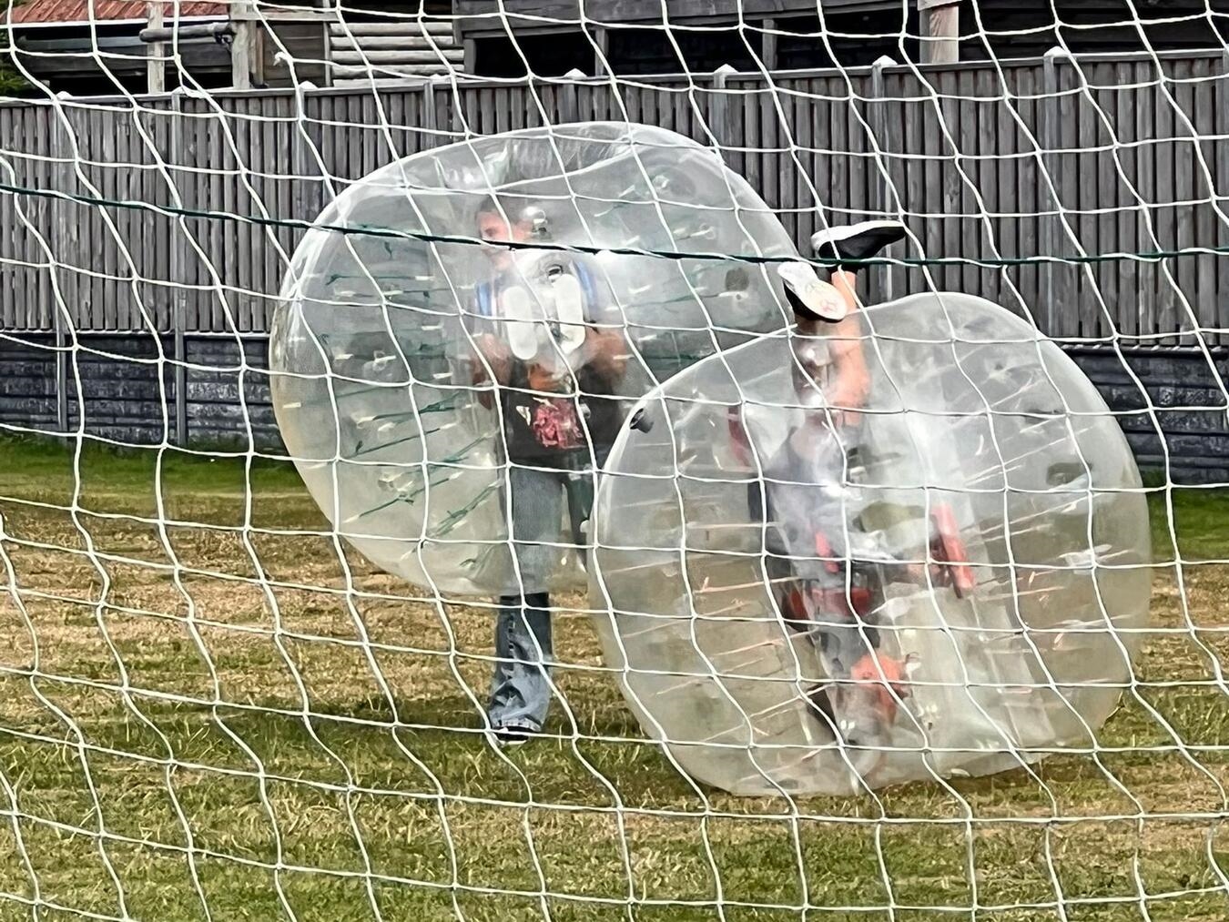 "Kinder spielen mit Bubble Balls auf Ameland und haben großen Spaß"