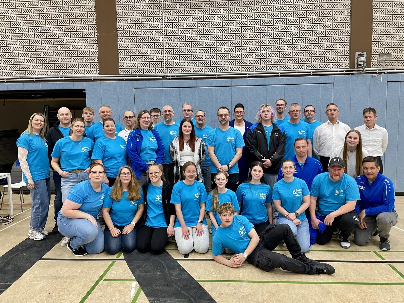 "Teilnehmer beim Doragon-Cup 2023 in Emmerich, organisiert von der Budo-Gemeinschaft Senshu, mit engagierten Helfern im Einsatz"