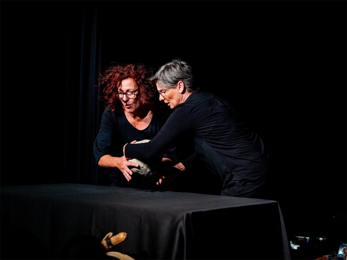 "Tableau-Theaterbühne mit Tisch, auf dem visuell Geschichten entstehen, TIK Emmerich"