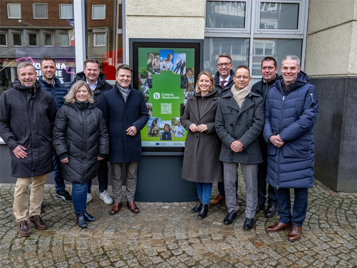 Die Bürgermeister gemeinsam vor einer der neuen Infostelen in Wesel. Foto: Kreis Wesel