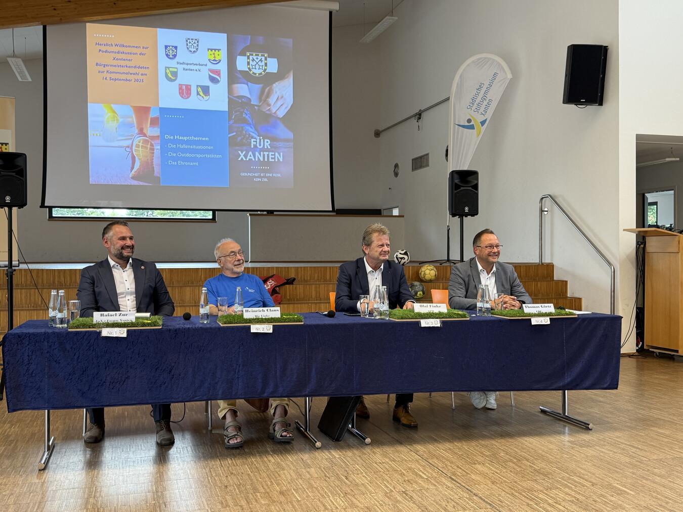 Die Bürgermeisterkandidaten in Xanten: Rafael Zur (Forum Xanten), Heinrich Claus (Die Linke), Olaf Finke (SPD) und Amtsinhaber Thomas Görtz (CDU; v.l.) Foto: Stadtsportverband Xanten