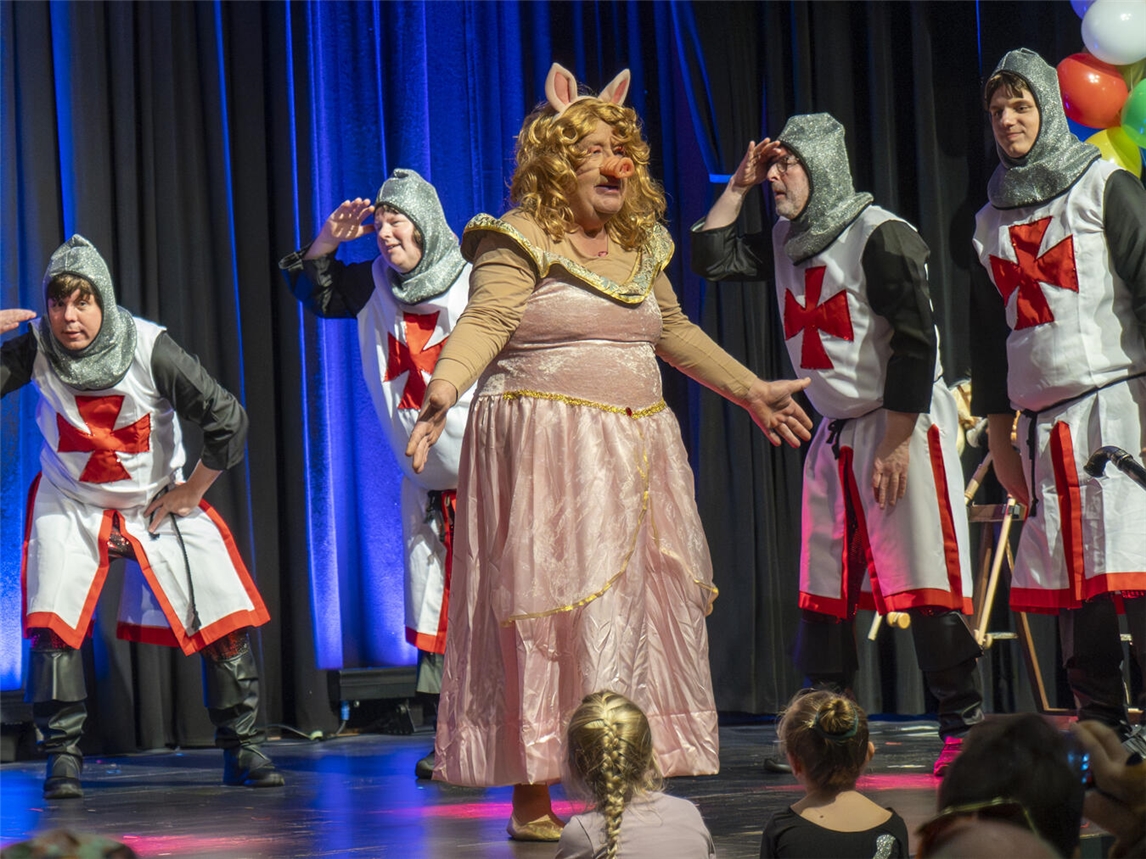 Die Büttensitzung in Weeze bot den anwesenden Narren ein vielseitig-spaßiges Bühnenprogramm. NN-Fotos: Gerhard Seybert