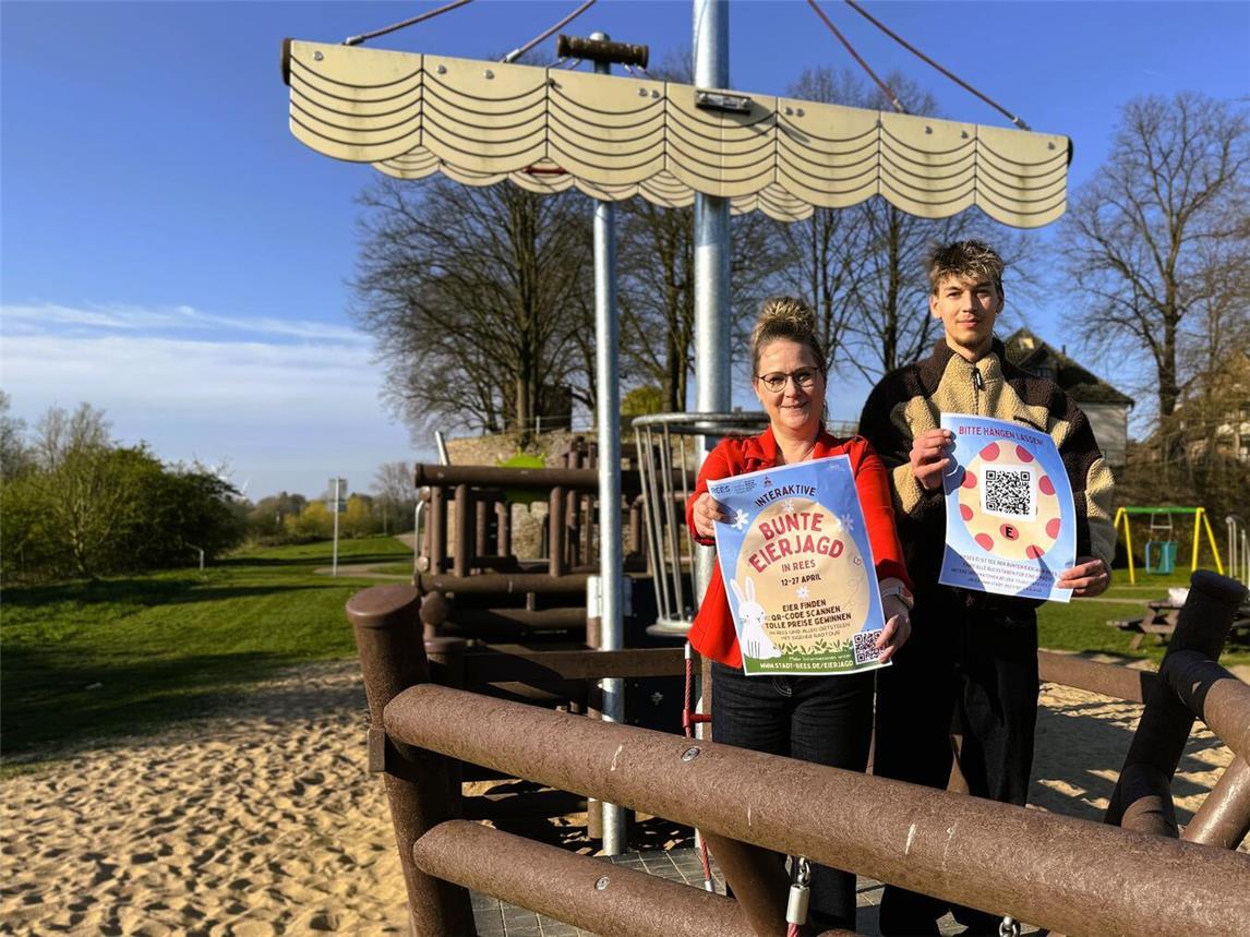 Die bunte Eierjagd in Rees während der Osterferien haben Annette Kook vom Stadtmarketing und Norman Körber, Student der Hochschule Rhein-Waal im Praxissemester, entwickelt. Foto: Stadt Rees