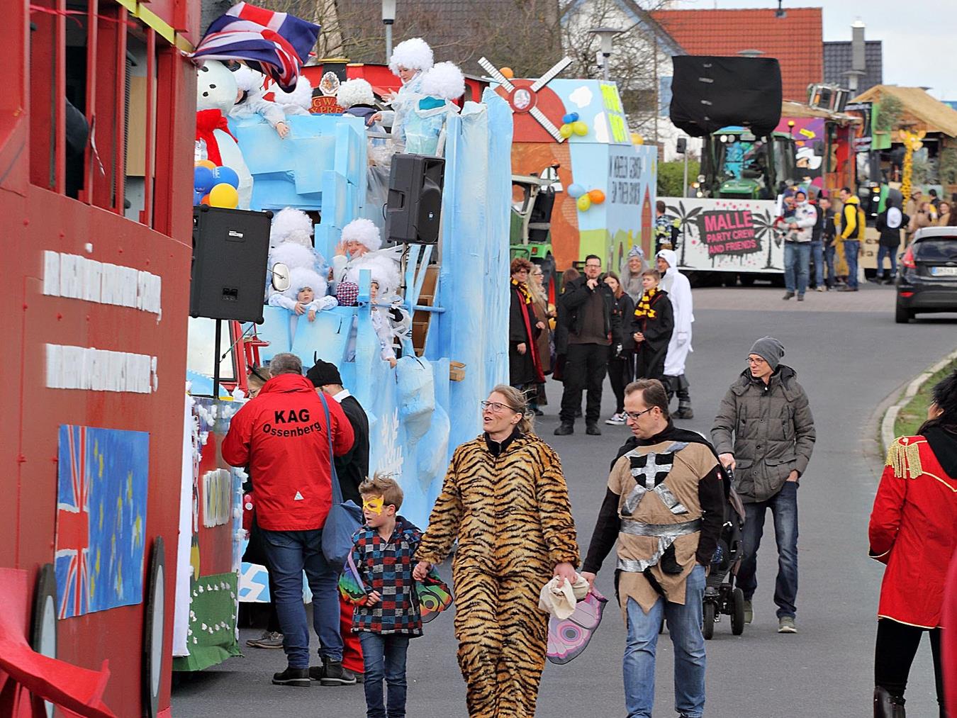 Die bunten Karnevalswagen ziehen am Sonntag wieder durch Alpen. NN-Fotos (2/Archiv): Theo Leie