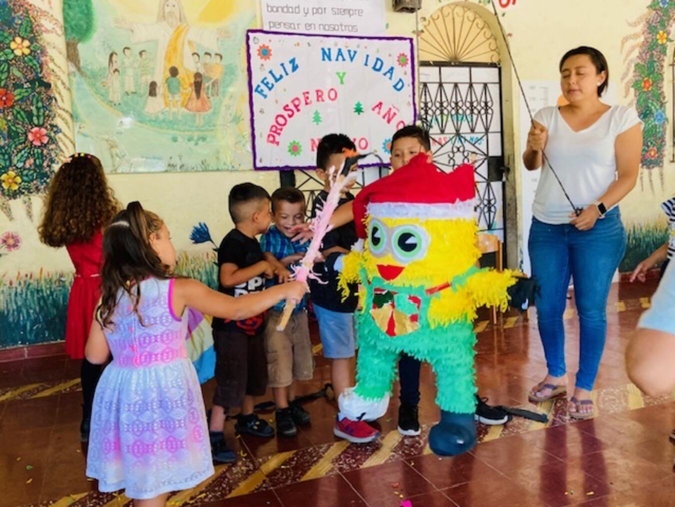 Die bunten Pinatas gehören in El Salvador zum Weihnachtsfest dazu. Foto: Flüchtlingshilfe Mittelamerika