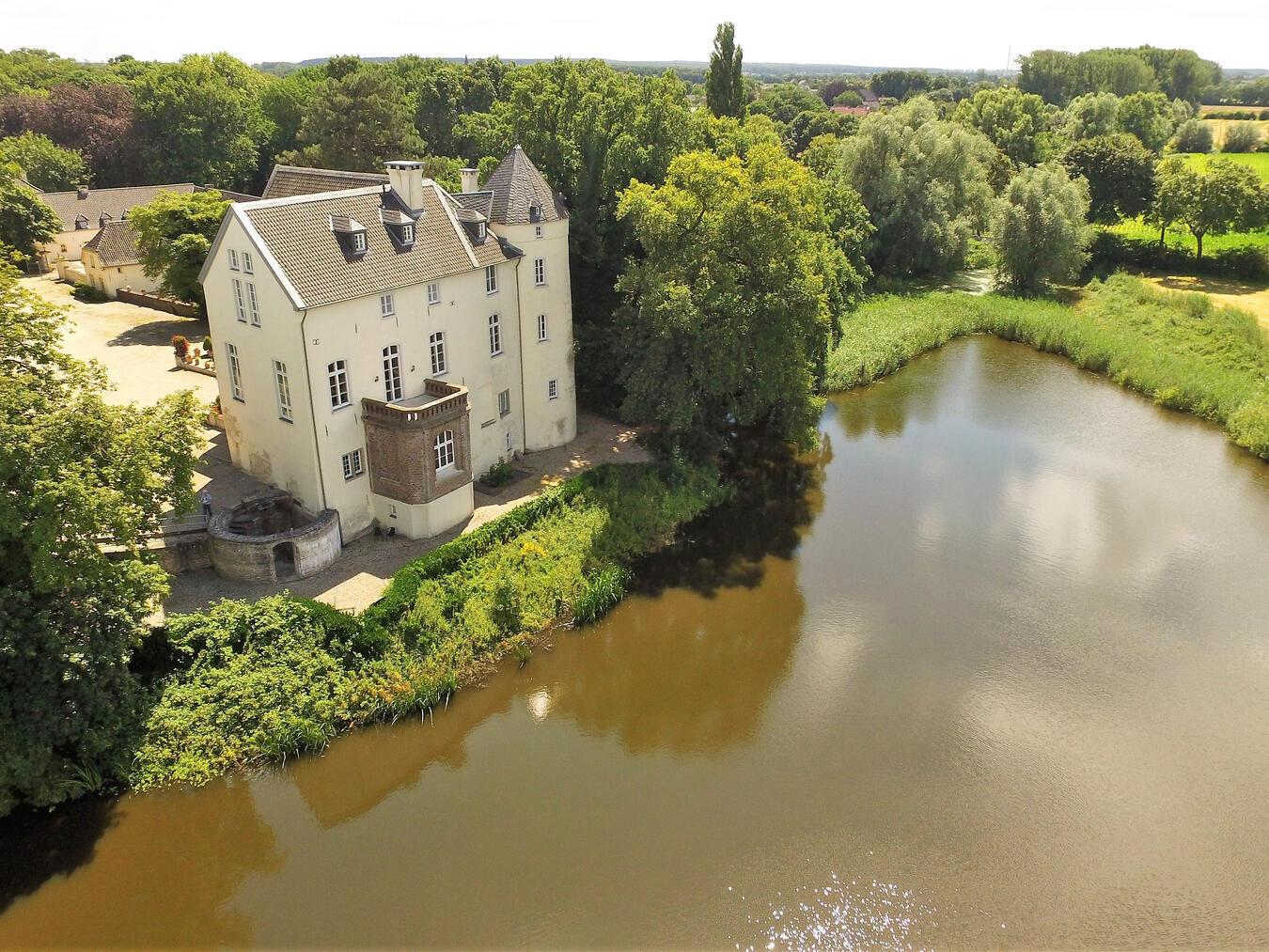 Die Burg Boetzelaer in Appeldorn von oben. Foto: Stadt Kalkar