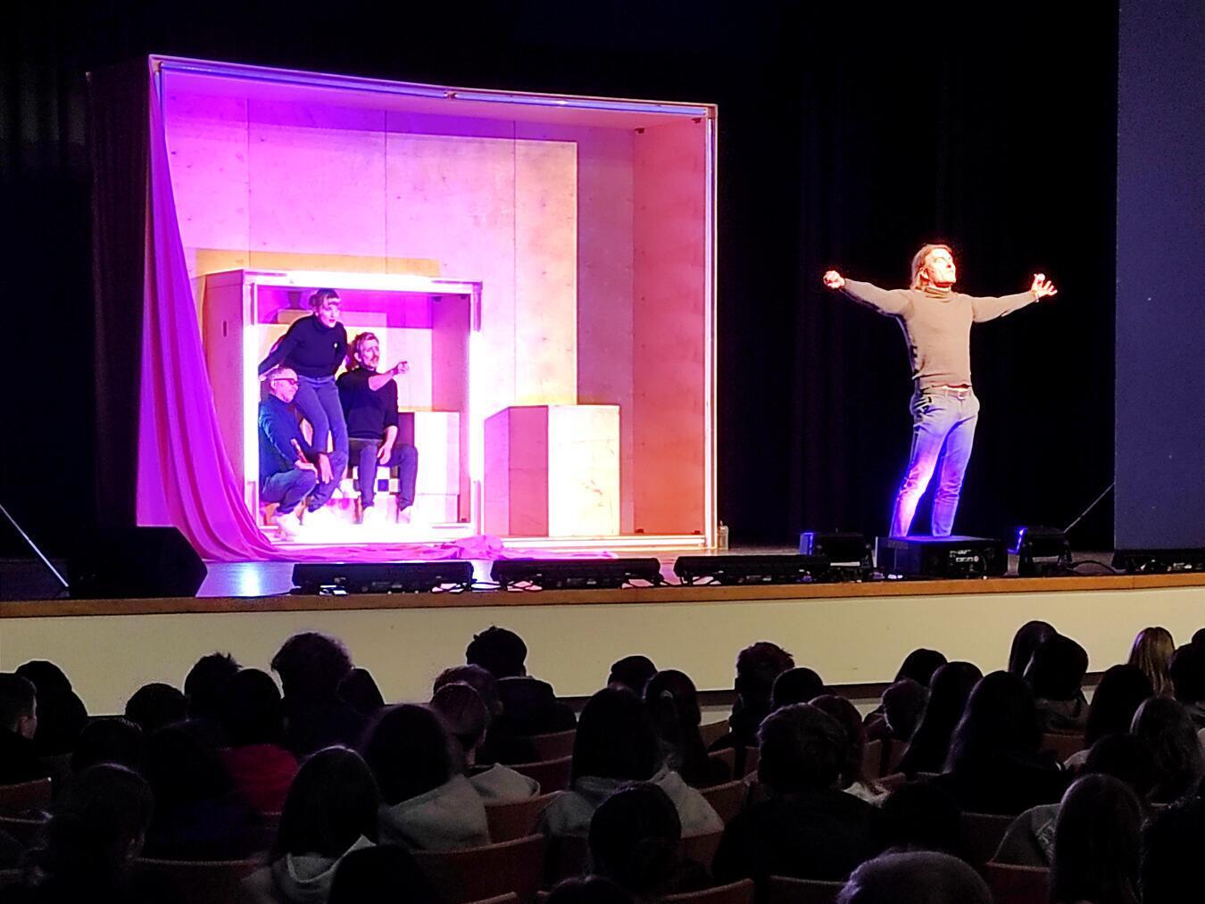 Die Burghofbühne Dinslaken präsentierte das Stück „Unsere Welt neu denken“.Foto: Stadt Geldern/Zündorf