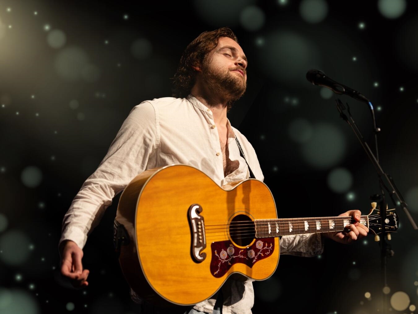 Die „Cat Stevens Tribute-Show“ mit Patrick Snow bringt die bekanntesten Songs des britischen Musikers auf die Bühne. Foto: Andreas Hannig