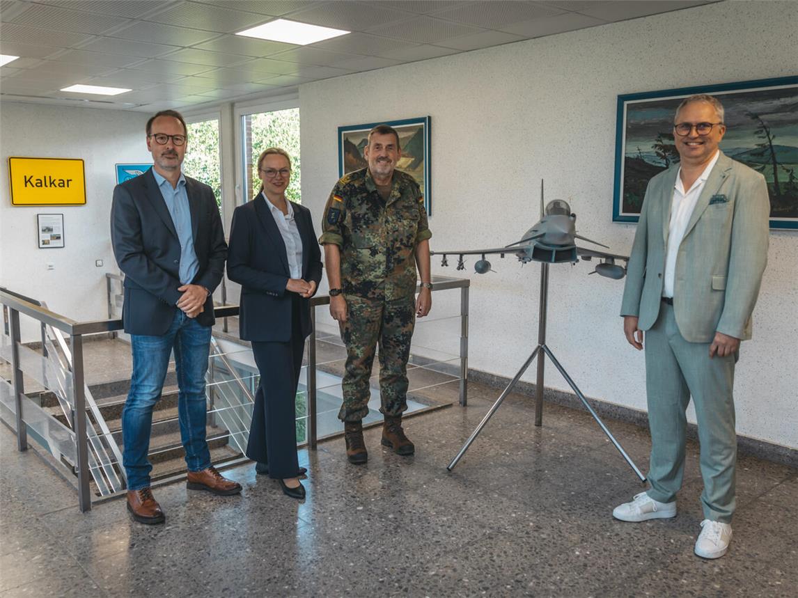 Die CDU-Bürgermeisterkandidatin Alexandra Schacky stattete in Begleitung der Ratsmitglieder Ansgar Boßmann und Alexander Nüße dem Bundeswehr-Standort Kalkar einen Besuch ab. Foto: Bundeswehr/Marvin Hofmann
