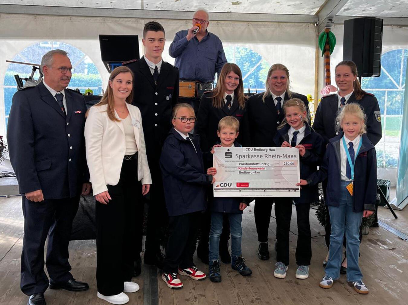 Die CDU-Vorsitzende Jule Linkner (2.v.l.) überreichte stellvertretend Marina Aschemann und Nora Schoofs eine Spende. Foto: Feuerwehr Bedburg-Hau