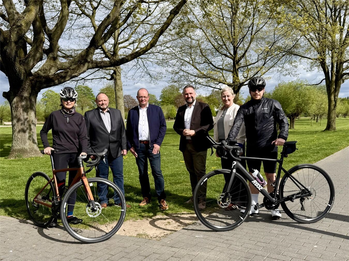 Die CDU Xanten und Xantens Bürgermeister Rafael Zur (2.v.r.) sprechen sich für eine Bewerbung der Stadt Xanten als Etappenort der Deutschland-Tour 2028 aus. Gemeinsam stellten das Vorhaben vor. NN-Foto: SP
