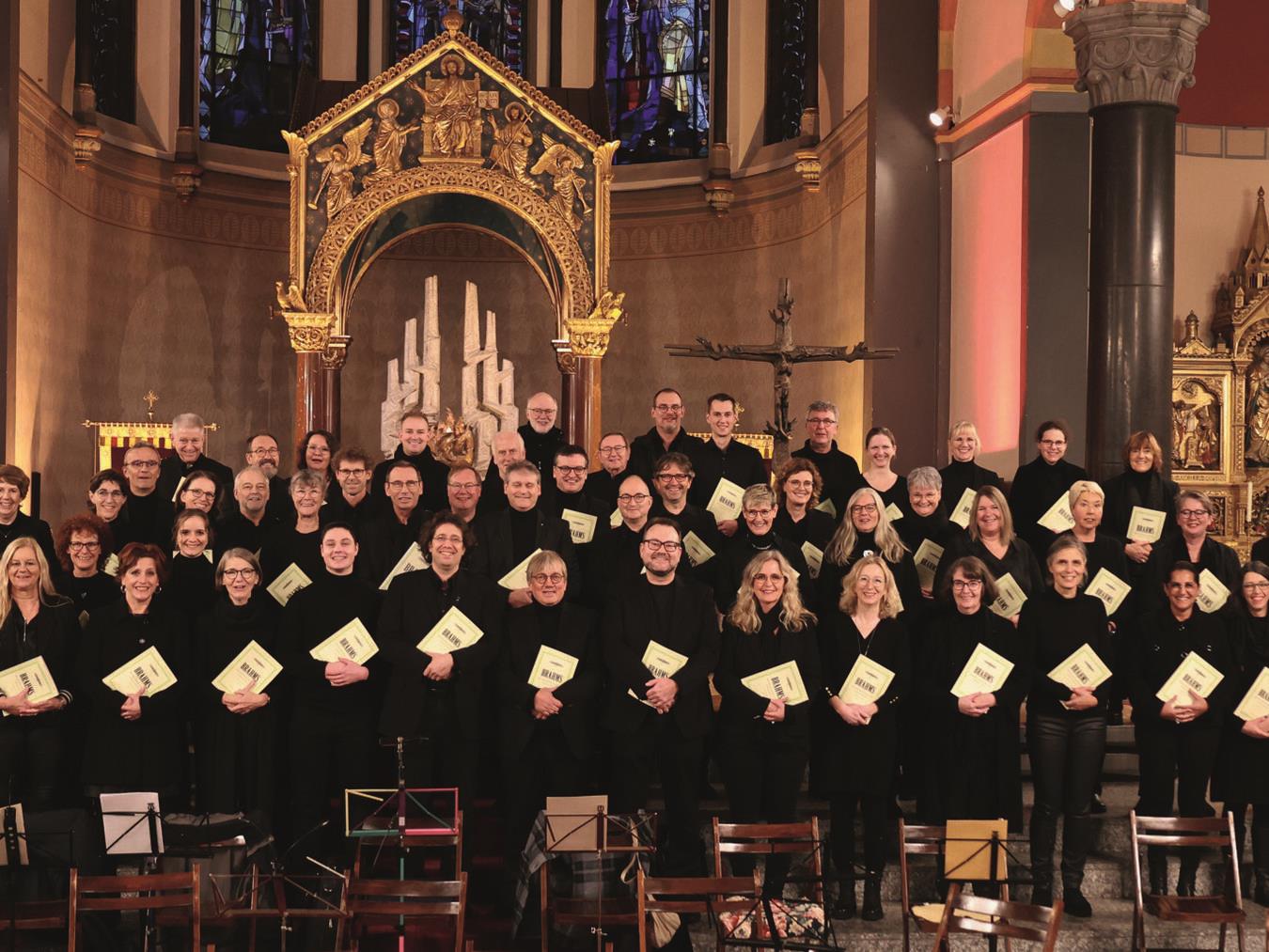 Weihnachtslieder zum Mitsingen mit dem Chor „Kalobrhi“ Die Chorgemeinschaft Kalobrhi singt unter Leitung von Elmar Lehnen. Foto: Jochen Post