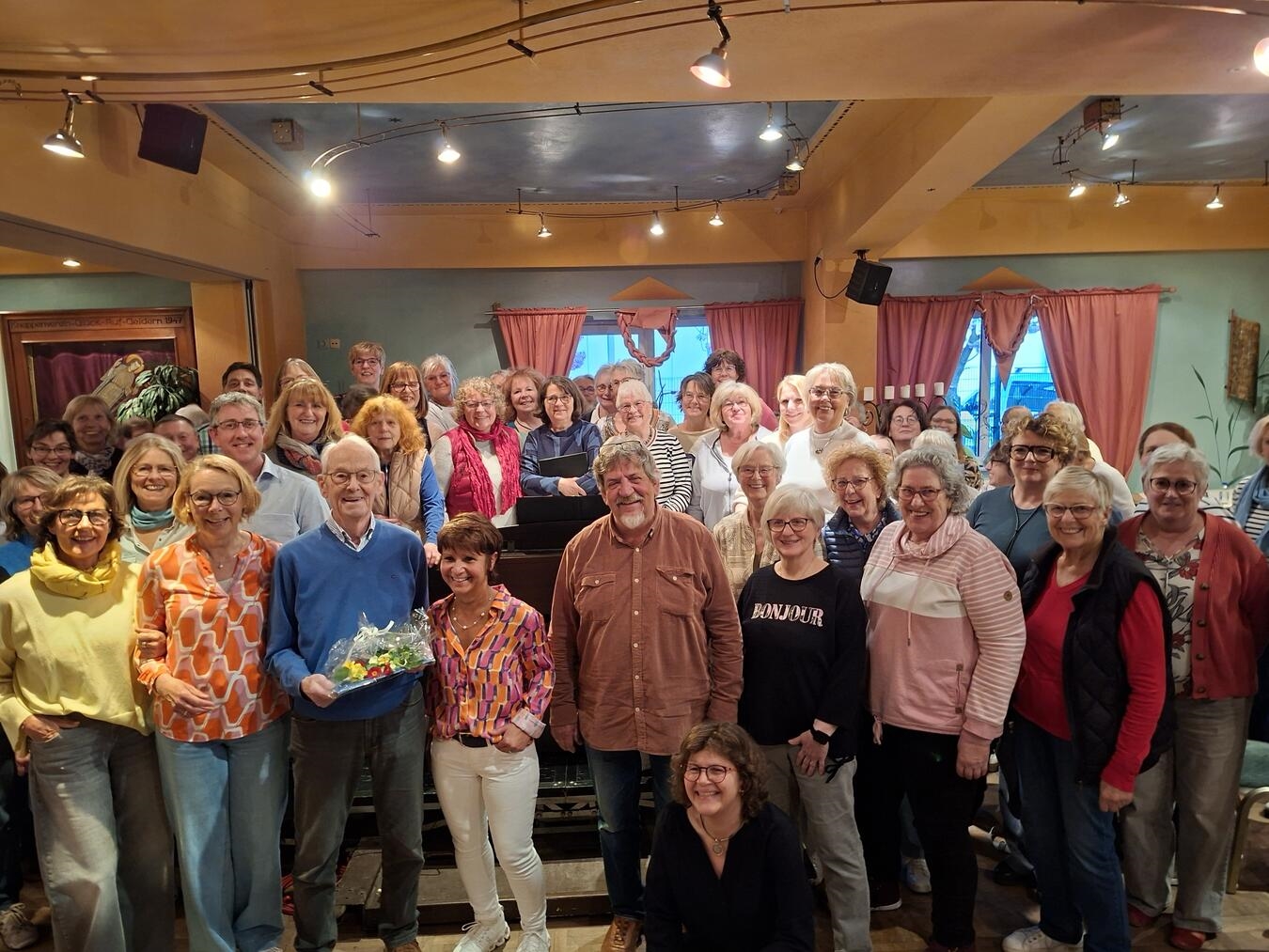 Die Chormitglieder gratulieren Hubertus Janssen zum Jubiläum. Foto: privat