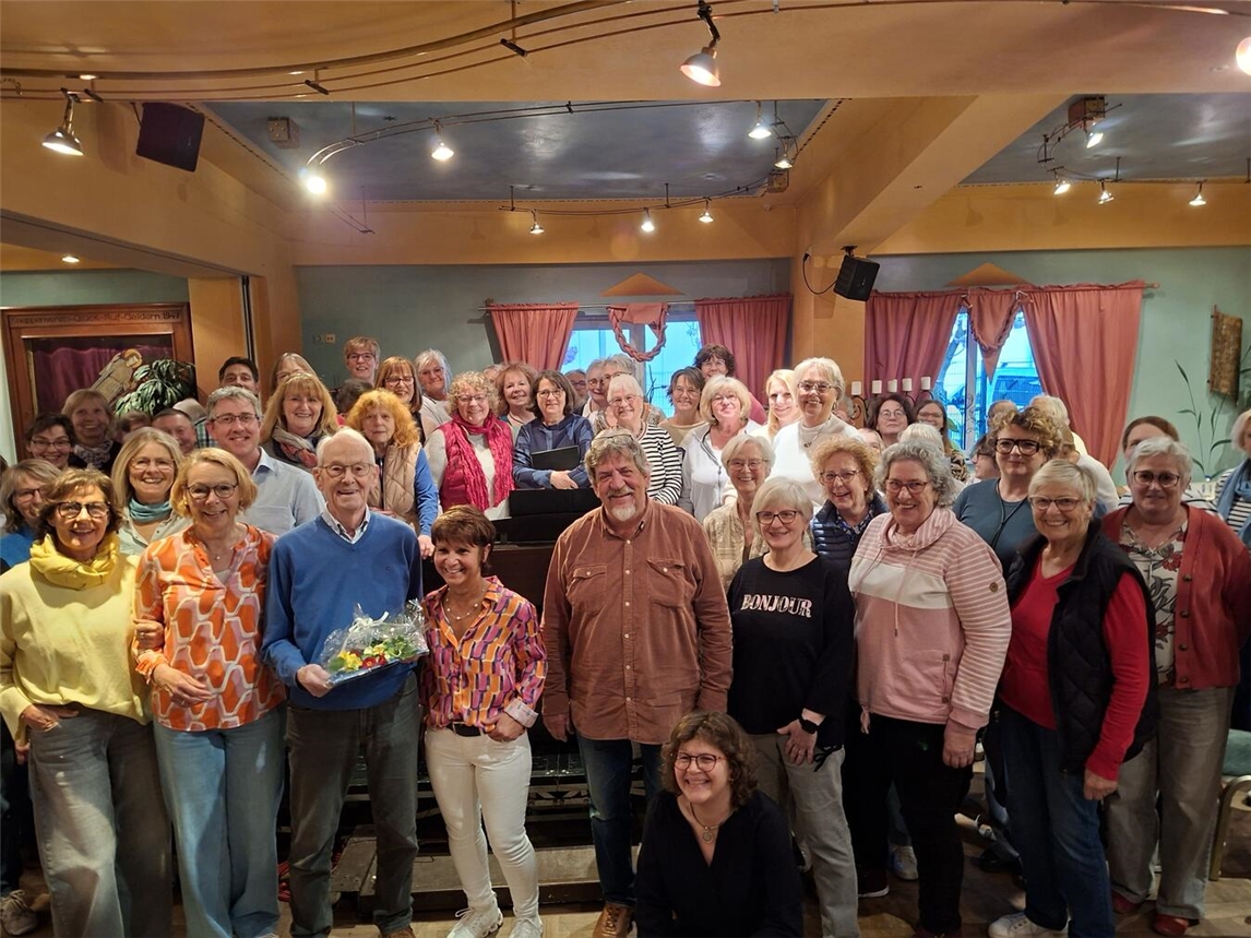 Die Chormitglieder gratulieren Hubertus Janssen zum Jubiläum. Foto: privat