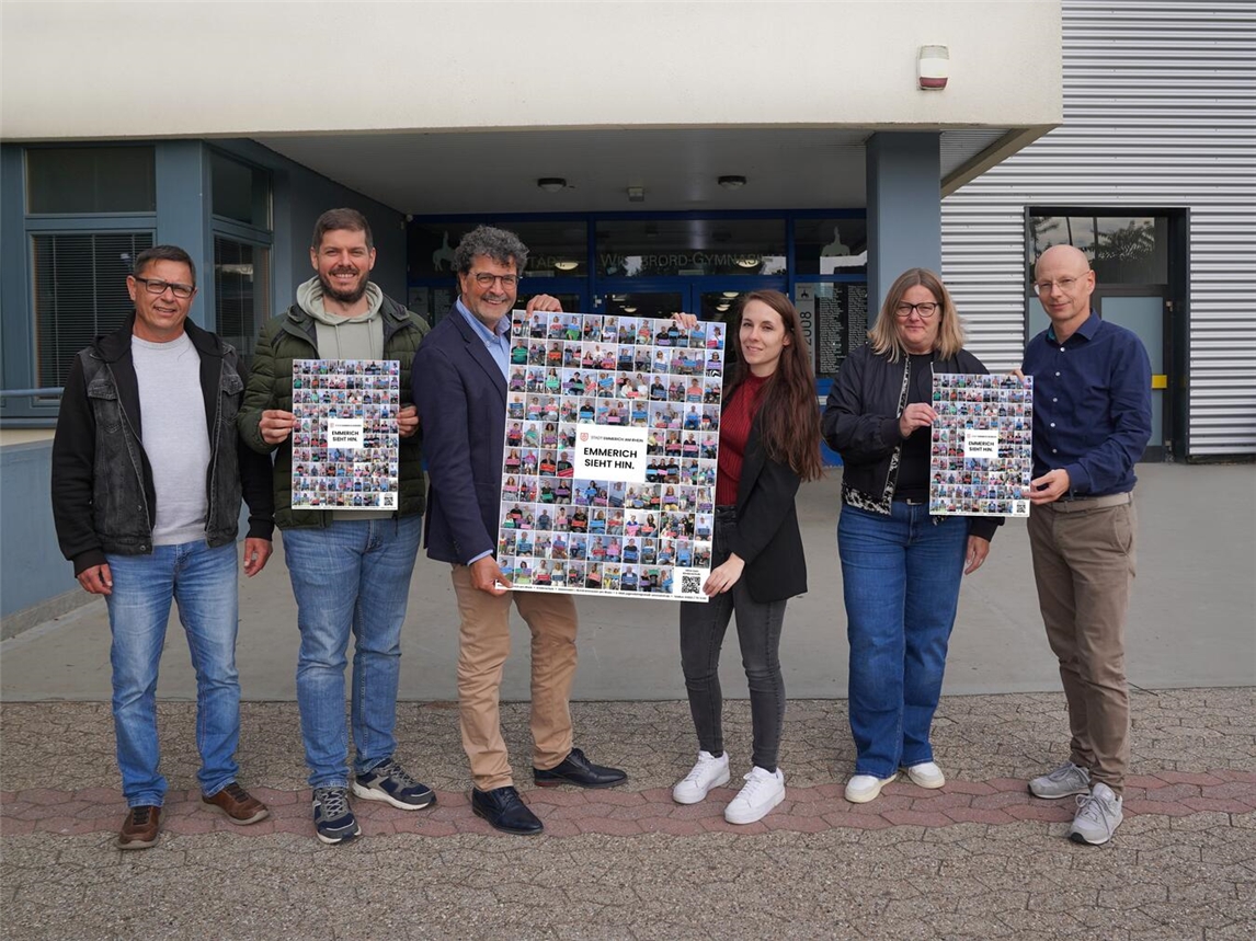 Die Collage zur Aktionswoche ist am Gymnasium vorgestellt worden: (v. l.) André Hollstein (Brücken-Stiftung), Henry Richartz (Schulsozialarbeiter Brücken-Stiftung), Ralf Wimmers (stellvertretender Schulleiter), Christina Erdmann (Jugendamt), Natascha Tetenberg (Lehrerin), Dr. Frank Meetz (Schulleiter). Foto: Stadt Emmerich
