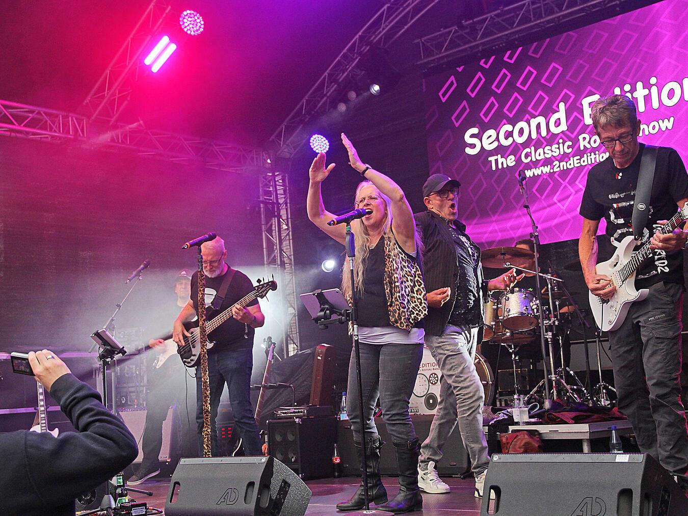 Die Coverband Second Edition feierte auf der Stadtfest-Bühne ihr 30-jähriges Bühnenjubiläum. NN-Foto: Theo Leie