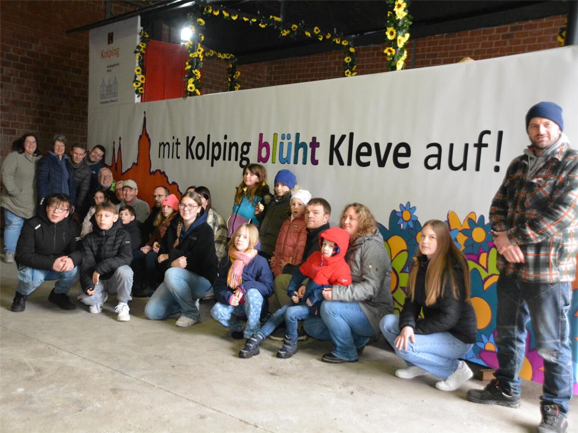 Die Crew und Besetzung am neuen Wagen der Kolpingsfamilie Kleve. Foto: pebo-qualburg