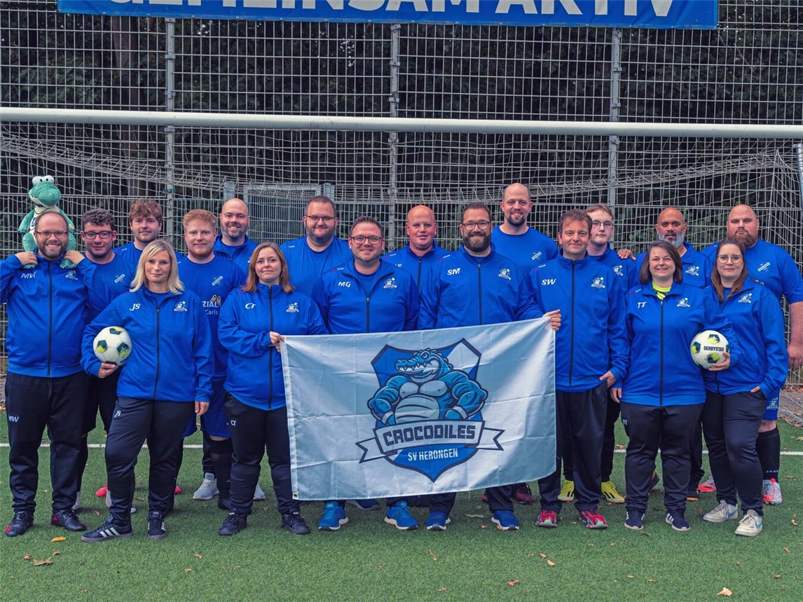 "Gruppe von Crocodiles Herongen Mitgliedern jubelt, neues Teamfoto, Foto von Andre Neffgen"