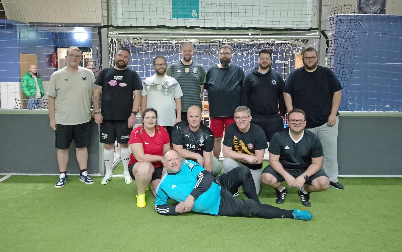 Die Crocodiles Herongen sind ein Fußballteam für Übergewichtige. Gründer Mathias Weißköppel (hinten 3.v.l.) heißt neue Mitglieder herzlich willkommen. Foto: privat