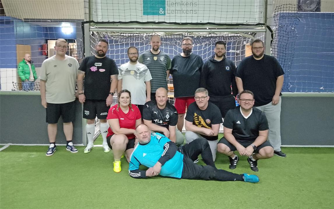 Die Crocodiles Herongen sind ein Fußballteam für Übergewichtige. Gründer Mathias Weißköppel (hinten 3.v.l.) heißt neue Mitglieder herzlich willkommen. Foto: privat