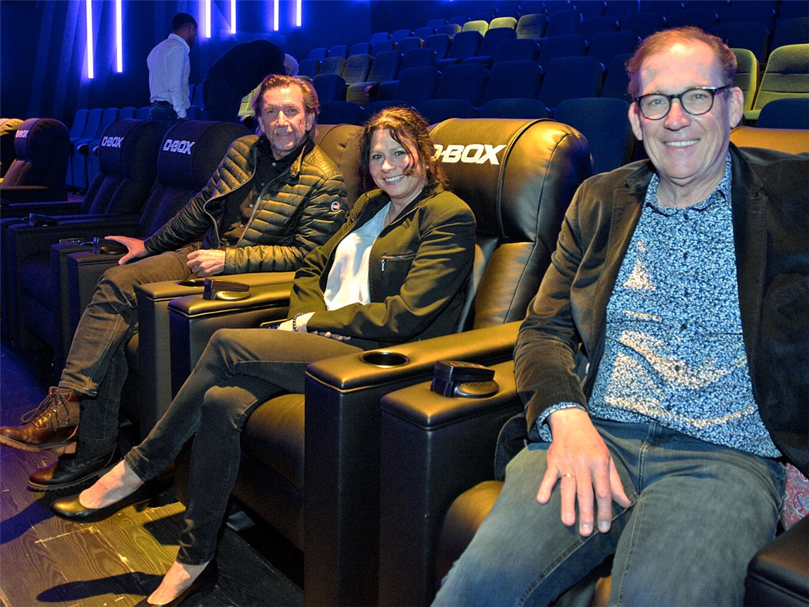 Die D-Box: Kino als Ganzkörpererfahrung. Reinhard Berens (r.) ist sicher: „Das ist ein ganz besonderes Erlebnis.“ NN-Foto: Rüdiger Dehnen