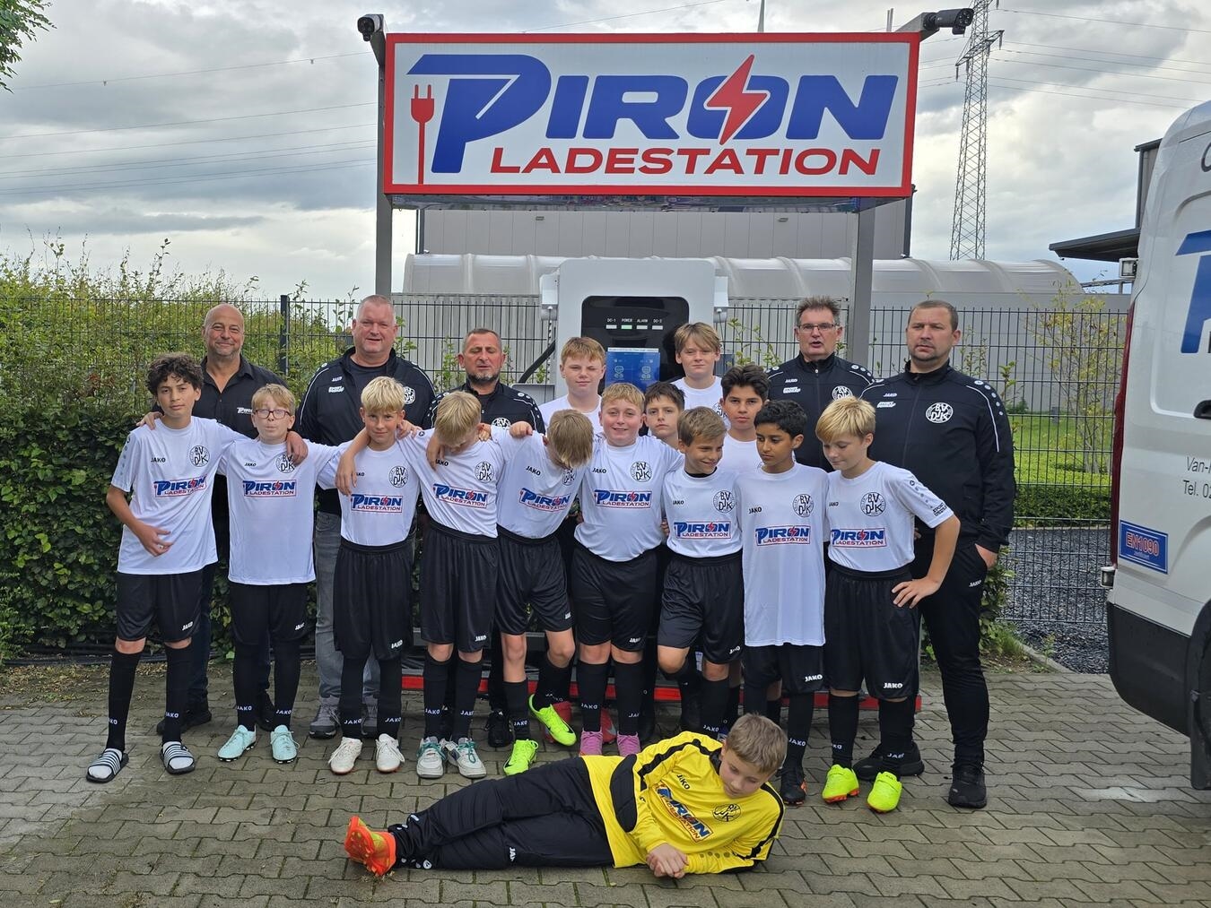 Neuer Trikotsatz für D1-Junioren Die D1-Junioren des BV DJK Kellen mit ihrem neuen Trikotsatz, überreicht von Sascha Piron (Piron Metallbau GmbH), zusammen mit Trainern und Helfern. Foto: Piron