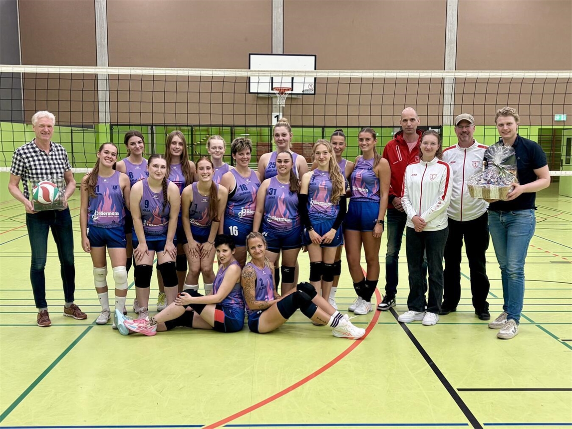 "Damen-Volleyballmannschaft TV Rees in neuen Trikots mit Sponsor Ulrich Biermann, ehemaliger Spieler, bei Teamfoto."