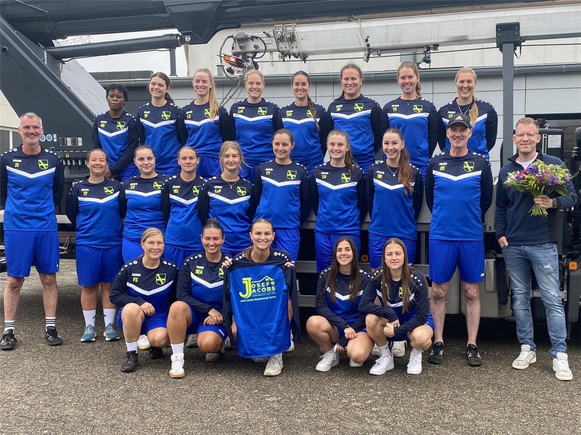 Die Damenmannschaft mit ihrem Unterstützer. Foto: privat