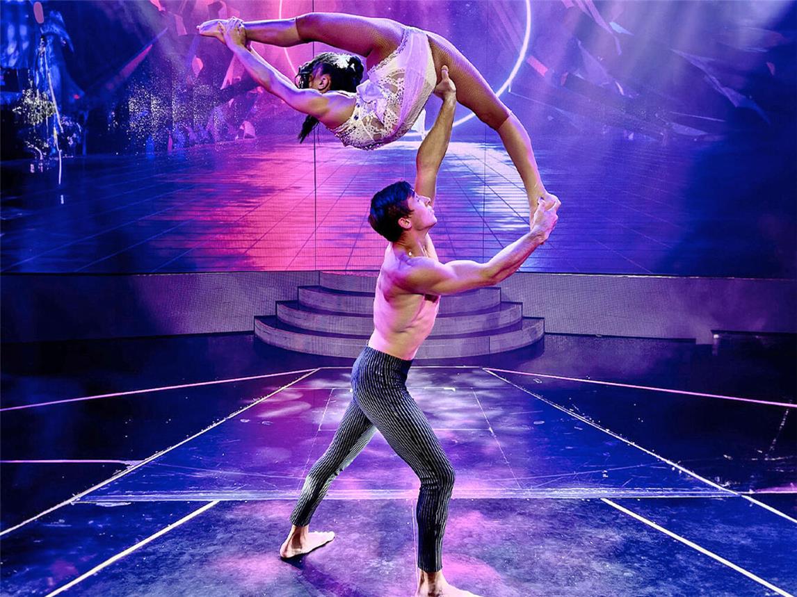 Die Darbietungen der Künstler Melania und Nikita sind kraftvoll und poetisch schön, perfekt ausgearbeitet zur Musik und gespickt von akrobatischen Glanzleistungen.