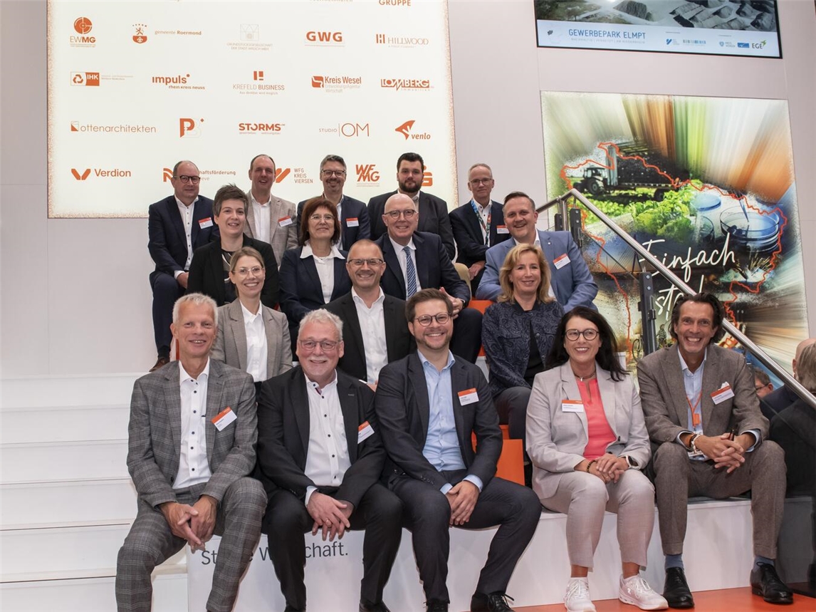 Die Delegation aus dem Kreis Kleve am Gemeinschaftsstand der Standort Niederrhein GmbH.Foto: Standort Niederrhein GmbH