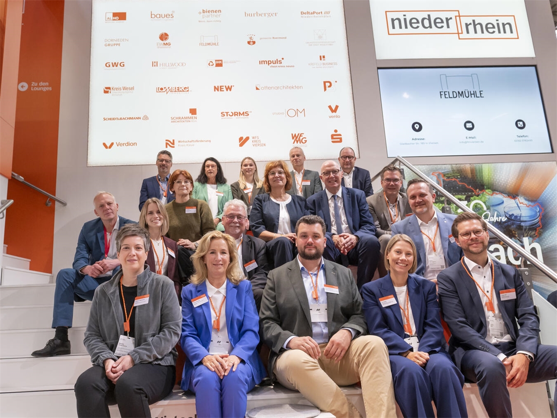 Die Delegation aus dem Kreis Kleve am Gemeinschaftsstand der Standort Niederrhein GmbH. Foto: Standort Niederrhein GmbH / Myriam Topel