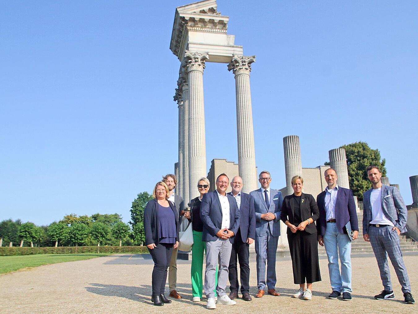 Die Delegation vor dem Hafentempel im APX. NN-Foto: Theo Leie