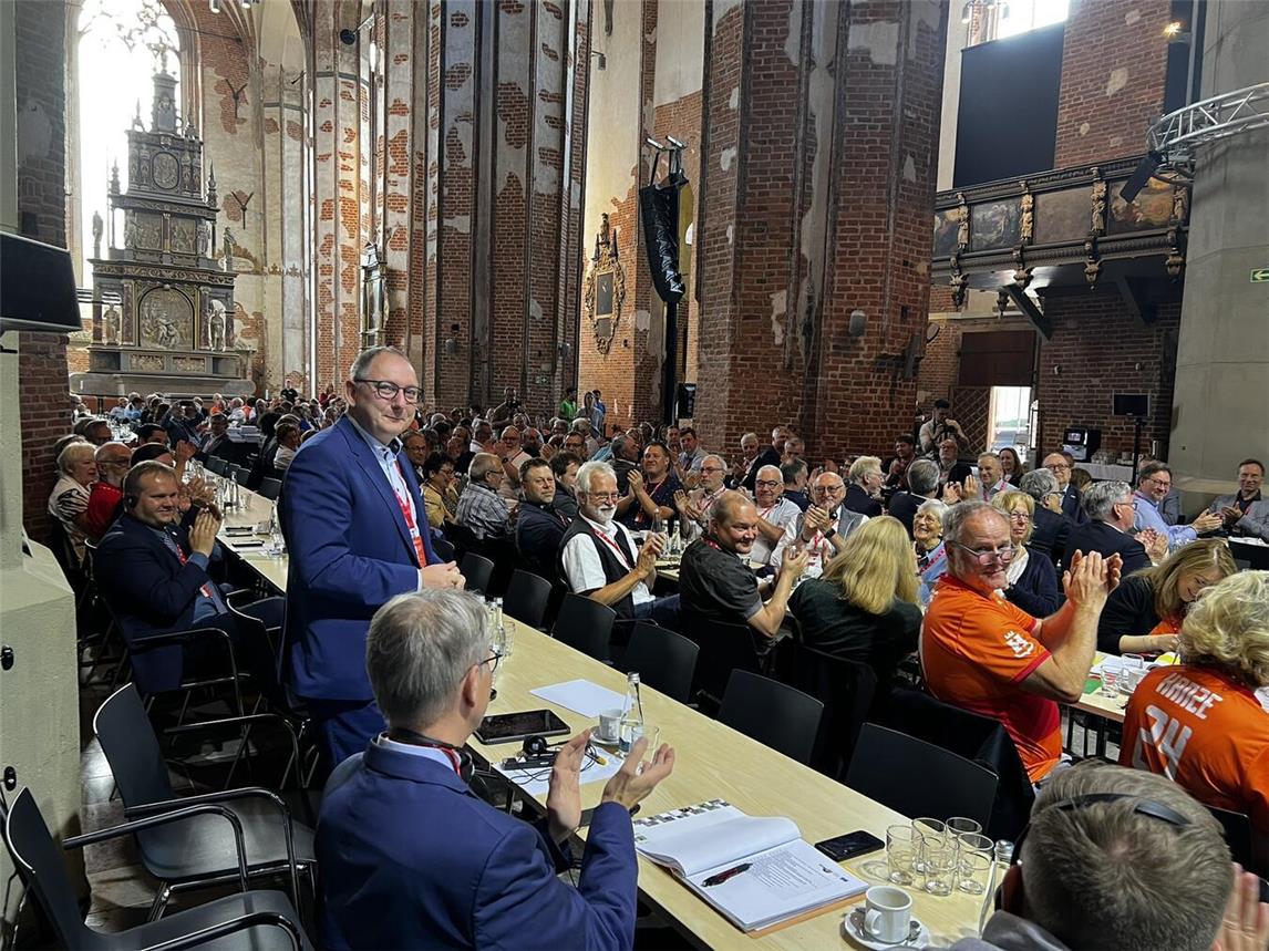 Die Delegierten nehmen Bürgermeister Sebastian Hense stellvertretend für die Stadt Rees in die Hanse auf.Foto: Stadt Rees