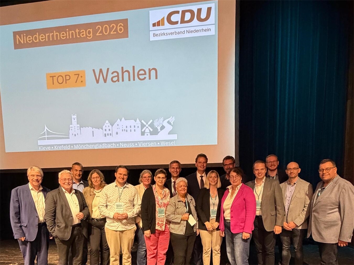 "Delegierte versammeln sich in Mönchengladbach, starke Präsenz, Konferenz, Netzwerk, Gruppenfoto"